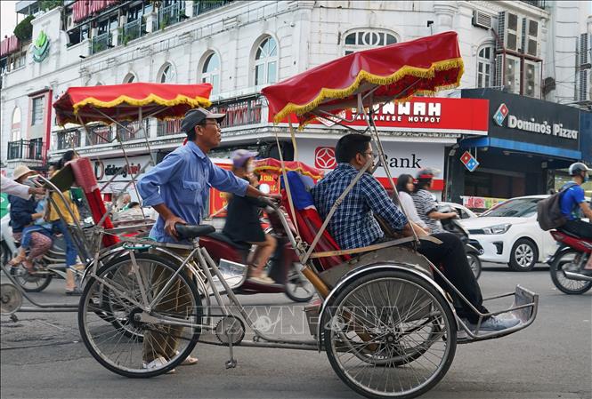 Tour xích lô phố cổ cũng là một trong những loại hình du lịch đặc trưng của Hà Nội. Ảnh: Khánh Hòa - TTXVN 