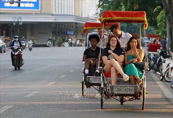 Du khách trải nghiệm du lịch quanh hồ Hoàn Kiếm bằng xích lô. Ảnh: Khánh Hòa - TTXVN 