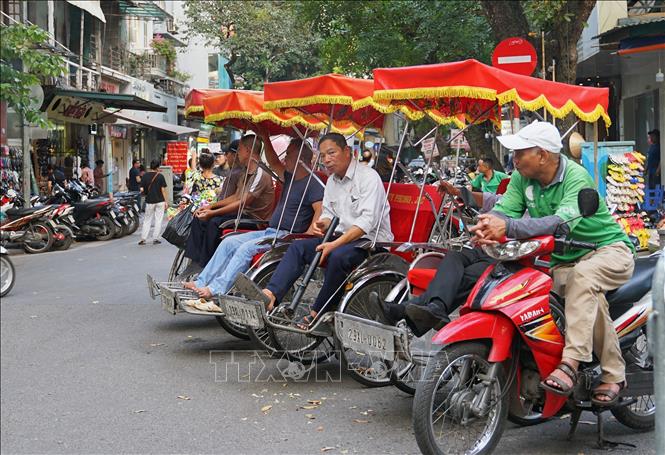 Xe xích lô đỗ chờ khách trên phố Hàng Dầu. Ảnh: Khánh Hòa - TTXVN 