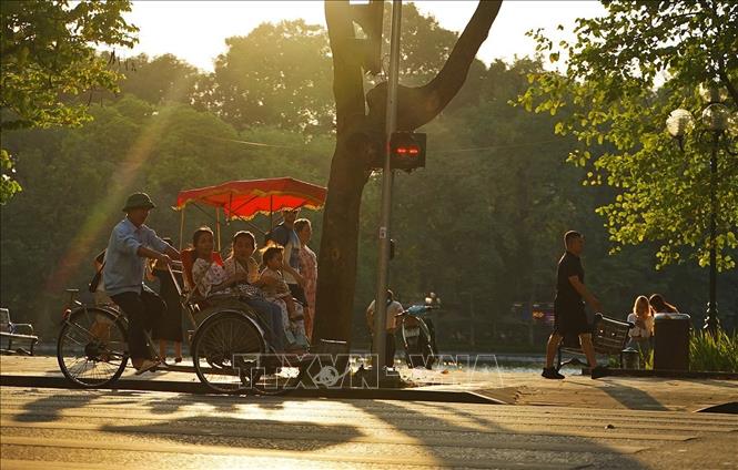 Du khách trải nghiệm du lịch quanh hồ Hoàn Kiếm bằng xích lô. Ảnh: Khánh Hòa - TTXVN 