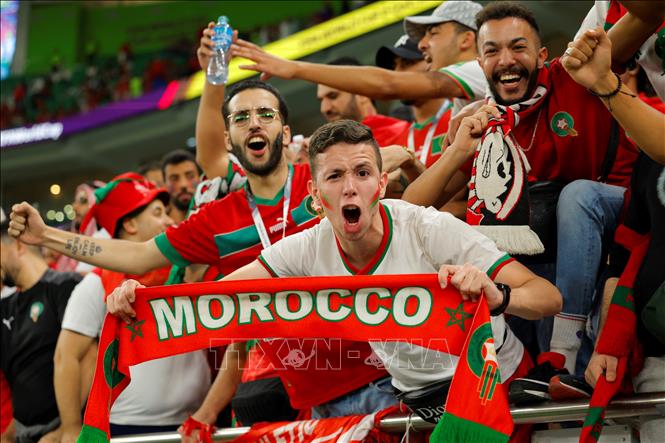 Cổ động viên Maroc tiếp lửa cho các cầu thủ trước trận đấu. Ảnh: AFP/ TTXVN