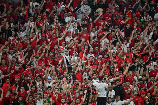 Cổ động viên Maroc trên khán đài sân vận động Al-Thumama. Ảnh: AFP/ TTXVN
