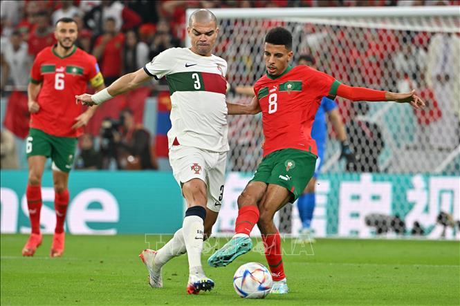Bồ Đào Nha kiểm soát bóng vượt trội và dồn ép Morocco lùi rất sâu về phần sân nhà. Trong ảnh: Pha tranh bóng giữa hậu vệ Bồ Đào Nha Pepe (trái) và tiền vệ Maroc Azzedine Ounahi. Ảnh: AFP/ TTXVN