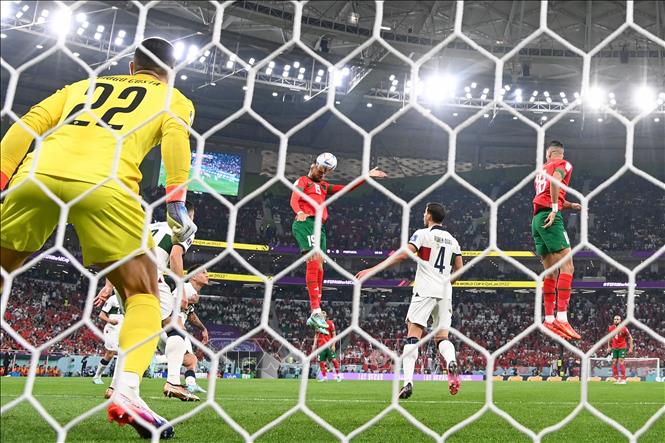Maroc được hưởng quả phạt góc bên cánh trái, Hakim Ziyech treo bóng cho Youssef En-Nesyri (giữa) đánh đầu, nhưng cú dứt điểm này đi vọt xà ngang khung thành Bồ Đào Nha. Ảnh: AFP/ TTXVN