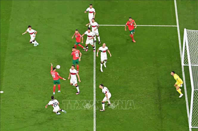 Maroc được hưởng quả phạt góc bên cánh trái, Hakim Ziyech treo bóng cho Youssef En-Nesyri (thứ 2, trái) đánh đầu, nhưng cú dứt điểm này đi vọt xà ngang khung thành Bồ Đào Nha. Ảnh: AFP/ TTXVN