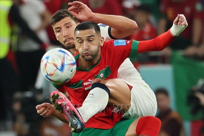 Maroc phản công nhanh, Hakim Ziyech (phía trước) đi bóng lắt léo bên cánh phải sau đó thực hiện cú dứt điểm bằng chân trái, nhưng bóng đi chệch khung thành của Bồ Đào Nha. Ảnh: AFP/ TTXVN