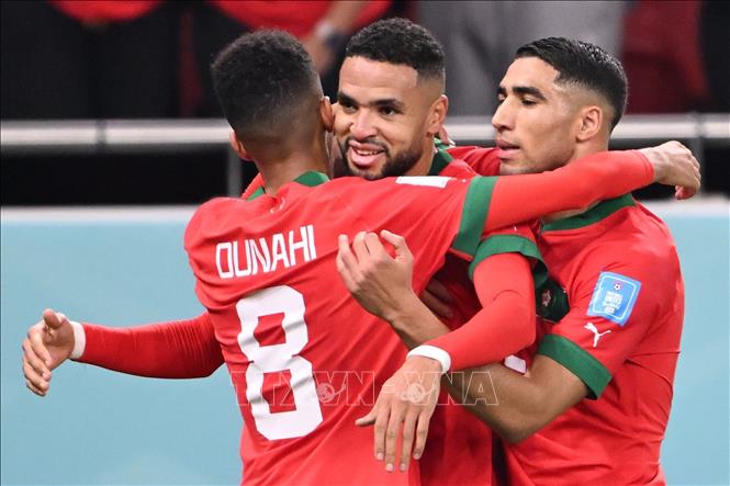 Tiền đạo Maroc Youssef En-Nesyri (giữa) ăn mừng cùng đồng đội sau khi ghi bàn thắng mở tỉ số trận đấu. Ảnh: AFP/ TTXVN