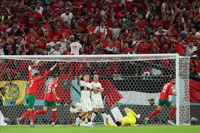 Tiền đạo Maroc Youssef En-Nesyri (phải) ăn mừng bàn thắng mở tỉ số trận đấu. Ảnh: AFP/ TTXVN