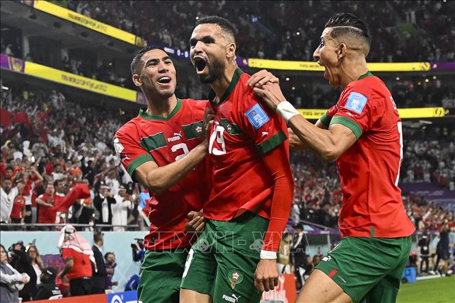 Tiền đạo Maroc Youssef En-Nesyri (giữa) ăn mừng cùng đồng đội sau khi ghi bàn thắng mở tỉ số trận đấu. Ảnh: AFP/ TTXVN