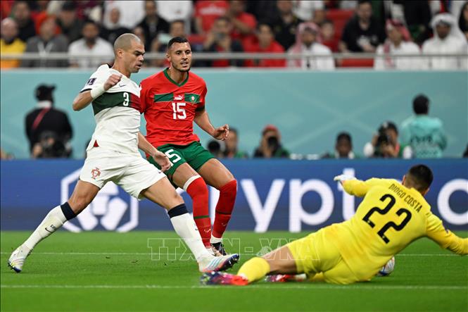 Pha cản phá bóng của thủ thành Bồ Đào Nha Diogo Costa (phải). Ảnh: AFP/ TTXVN