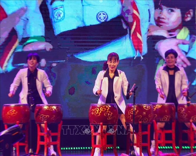 RoK artists perform Nanta drums. VNA Photo: Tuấn Đức