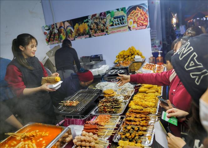Booths introducing RoK's traditional foods attract visitors. VNA Photo: Tuấn Đức