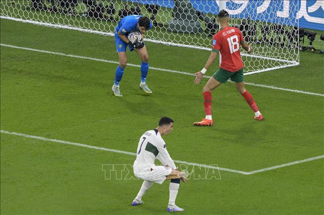 Tiền đạo Bồ Đào Nha Ronaldo (số 7) có pha tạt bóng rất tốt vào vòng cấm địa của Maroc, nhưng thủ môn Yassine Bounou đã hóa giải thành công. Ảnh: AFP/ TTXVN