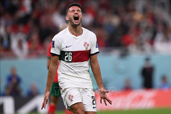 Goncalo Ramos có cơ hội trong vòng cấm của Maroc, nhưng cú đánh đầu của tiền đạo Bồ Đào Nha lại đi chệch khung thành. Ảnh: AFP/ TTXVN