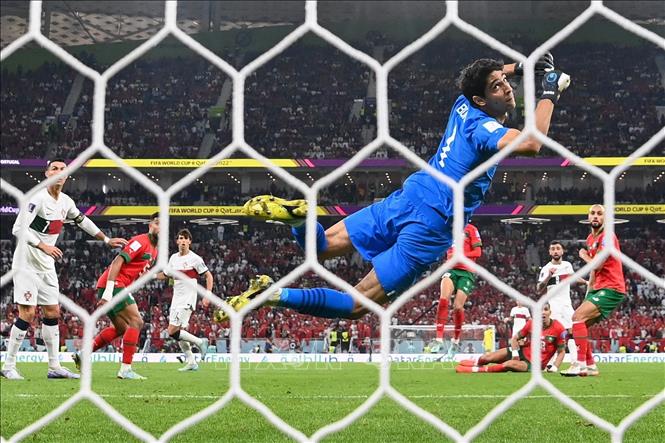Bruno Fernandes tuyển Bồ Đào Nha có cơ hội trước vòng cấm địa, nhưng tiền vệ này lại sút bóng không trúng đích. Trong ảnh: Pha cản phá của thủ thành Maroc Yassine Bounou sau cú sút của tiền vệ Bồ Đào Nha Bruno Fernandes. Ảnh: AFP/ TTXVN