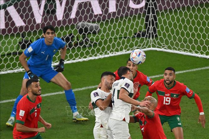 Bồ Đào Nha vẫn đang ép sân Maroc và liên tục sử dụng những pha nhồi bóng bổng vào vòng cấm, nhưng chưa thành công. Trong ảnh: Pha 