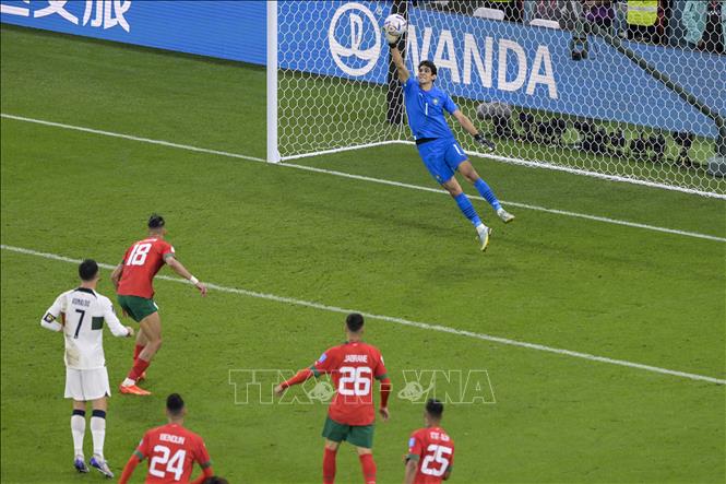 Ronaldo nhả bóng rất hay cho Joao Felix trong vòng cấm địa, nhưng cú sút của tiền đạo Bồ Đào Nha đã bị thủ môn Yassine Bounou (phía trên) hóa giải. Ảnh: AFP/ TTXVN