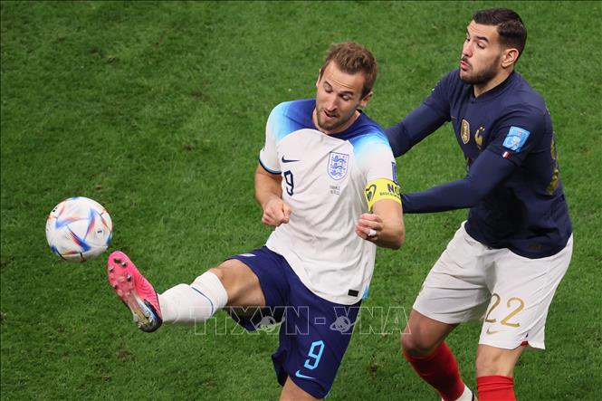 Trong ảnh: Hậu vệ Pháp Theo Hernandez (phải) cản đường đi bóng của tiền đạo Anh Harry Kane. Ảnh: AFP/TTXVN