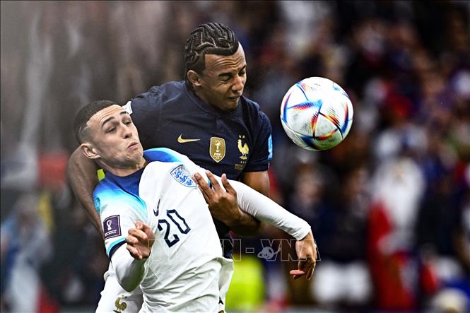 Trong ảnh: Hậu vệ Pháp Jules Kounde (phải) cản đường đi bóng của tiền đạo Anh Phil Foden. Ảnh: AFP/TTXVN