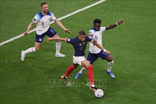 Trong ảnh: Pha tranh bóng giữa tiền đạo Anh Bukayo Saka (số 17) với Kylian Mbappe (số 10) của Pháp. Ảnh: AFP/TTXVN