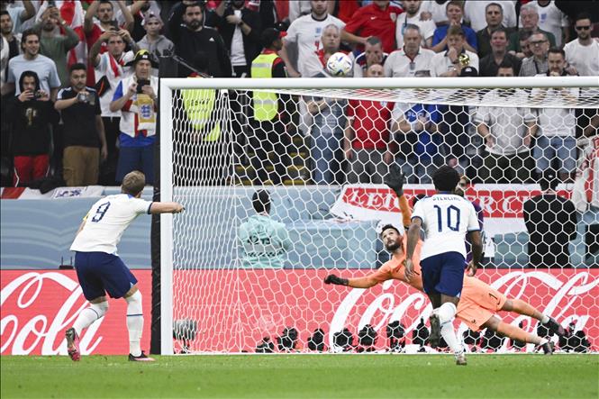 Trong ảnh: Trên chấm phạt đền, tiền đạo Anh Harry Kane (số 9) dứt điểm căng vọt xà, bỏ lỡ cơ hội cầm hoà cho đội nhà. Ảnh: THX/TTXVN