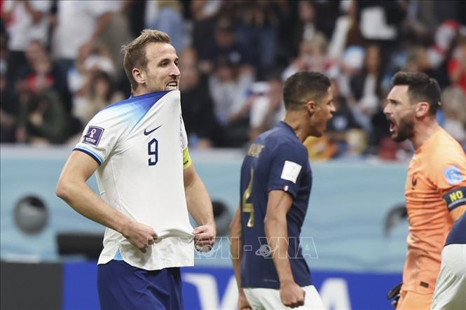 Đội trưởng Harry Kane (trái) sút hỏng quả phạt đền khiến đội Anh lỡ bước tại World Cup 2022. Ảnh: AFP/TTXVN