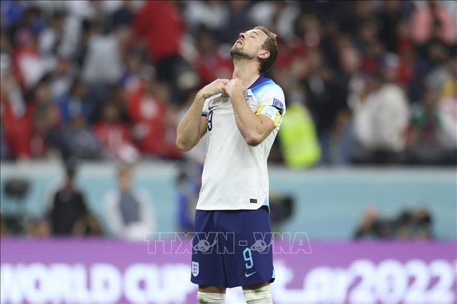 Harry Kane sút hỏng phạt đền, đánh mất hy vọng đi tiếp vào bán kết World Cup 2022 của tuyển Anh. Ảnh: THX/TTXVN