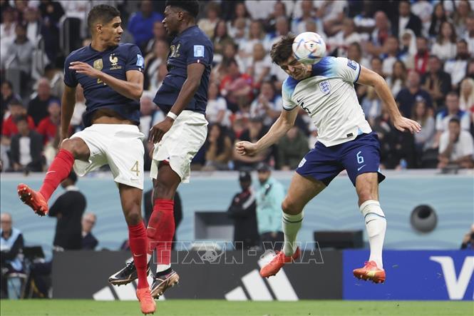 Pha tranh bóng bổng giữa hậu vệ Anh Harry Maguire (phải) và tuyển thủ Pháp. Ảnh: THX/TTXVN