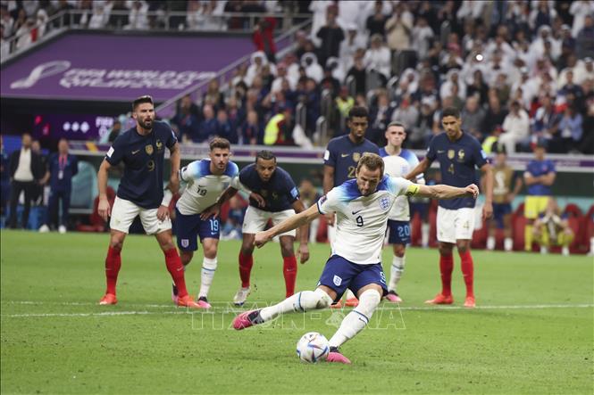 Trong ảnh: Trên chấm phạt đền, tiền đạo Anh Harry Kane (số 9) dứt điểm căng vọt xà, bỏ lỡ cơ hội cầm hoà cho đội nhà. Ảnh: THX/TTXVN
