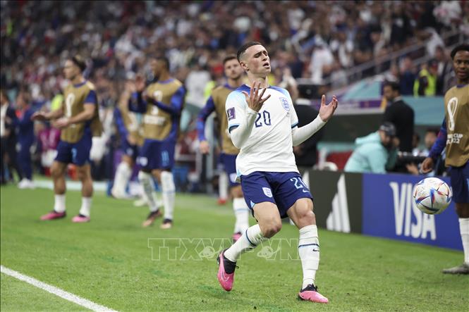 Tiền đạo Phil Foden của Anh tiếc nuối một pha đi bóng không thành công. Ảnh: THX/TTXVN
