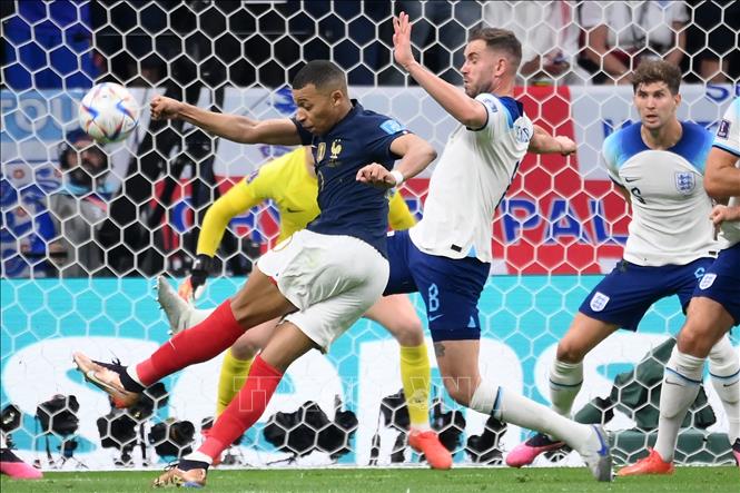 Tiền đạo Pháp Mbappe (trái) nỗ lực sút bóng về phía khung thành tuyển Anh. Ảnh: AFP/TTXVN