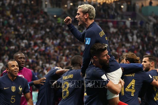 Tiền đạo Pháp Antoine Griezmann (trên) ăn mừng bàn thắng của đồng đội, nâng cách biệt của đội nhà trước tuyển Anh. Ảnh: AFP/TTXVN