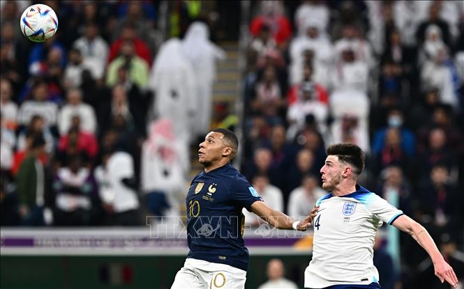 Tiền đạo Pháp Kylian Mbappe (trái) tranh bóng với tiền vệ tuyển Anh Declan Rice. Ảnh: AFP/TTXVN