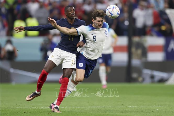 Pha tranh bóng giữa Ousmane Dembele (trái) của Pháp với tiền John Stones của tuyển Anh. Ảnh: THX/TTXVN