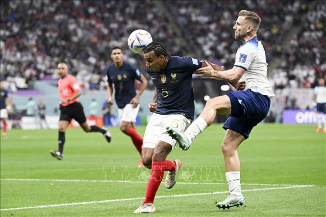 Pha tranh bóng giữa Jules Kounde (trái) của Pháp với Luke Shaw của tuyển Anh. Ảnh: THX/TTXVN