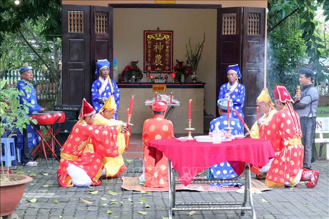 Thực hiện nghi thức tế Thần Nông. Ảnh: Trung Kiên - TTXVN