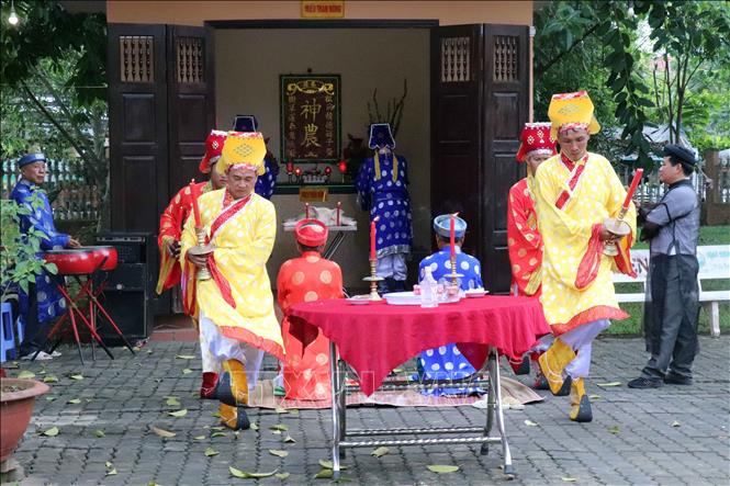 Thực hiện nghi thức tế Thần Nông. Ảnh: Trung Kiên - TTXVN