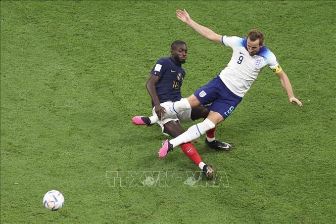 Hậu vệ Pháp Dayot Upamecano (trái) cản đường đi bóng của tiền đạo Anh Harry Kane. Ảnh: THX/TTXVN