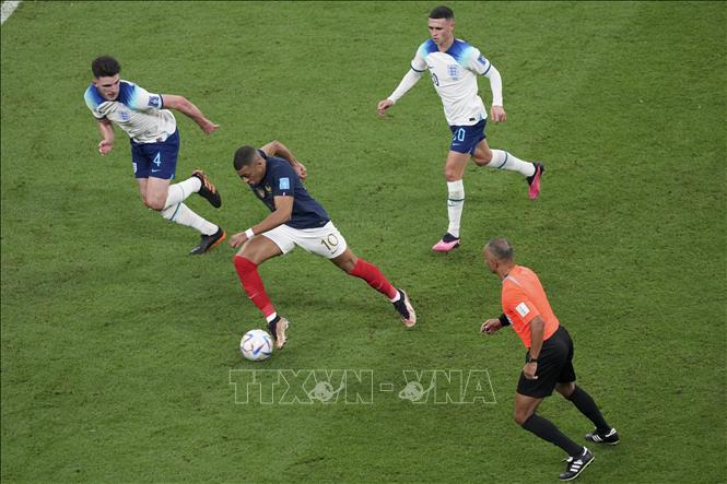 Tiền đạo Pháp Kylian Mbappe (thứ 2, trái) nỗ lực đi bóng trước các tuyển thủ Anh. Ảnh: THX/TTXVN