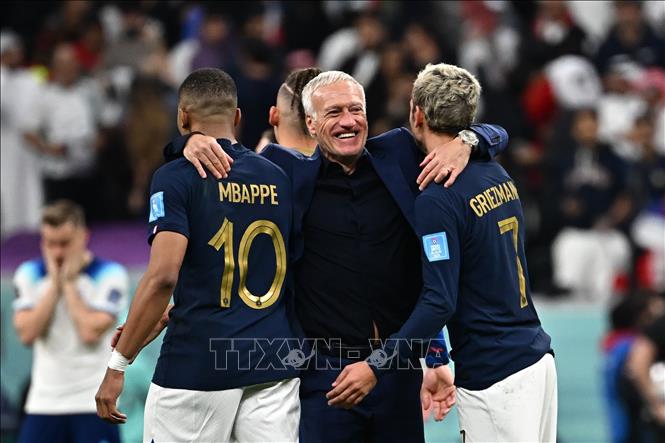 Niềm vui của thầy trò Didier Deschamps (giữa) khi tuyển Pháp vượt qua Anh và bước vào bán kết. Ảnh: AFP/TTXVN