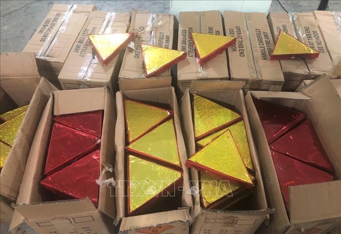 Pháo điện xoay tam giác do Trung Quốc sản xuất được tạm giữ tại Đội Quản lý thị trường số 1 thuộc Cục Quản lý thị trường tỉnh Phú Yên. Ảnh: TTXVN phát