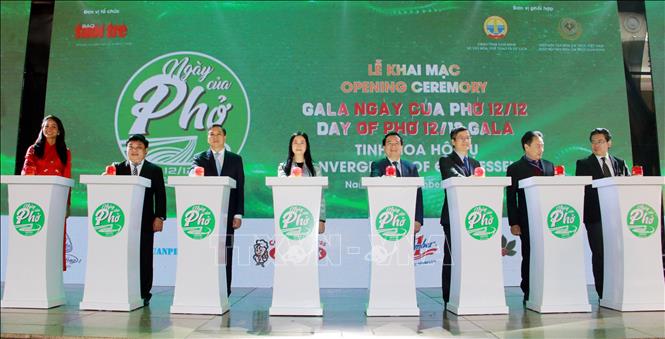Trong ảnh: Lãnh đạo tỉnh Nam Định, Báo Tuổi trẻ, Hiệp hội văn hóa ẩm thực Việt Nam thực hiện nghi thức khai mạc ngày của phở năm 2022 với chủ đề Phở Việt - tinh hoa hội tụ. Ảnh: Nguyễn Lành - TTXVN