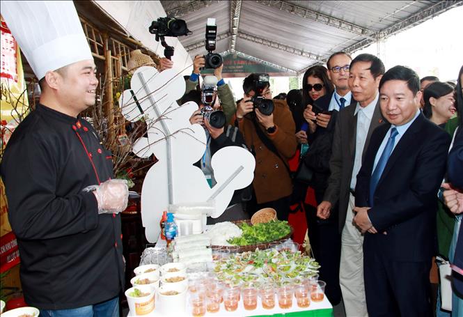 Trong ảnh: Các đại biểu tham quan gian hàng phở. Ảnh: Nguyễn Lành - TTXVN