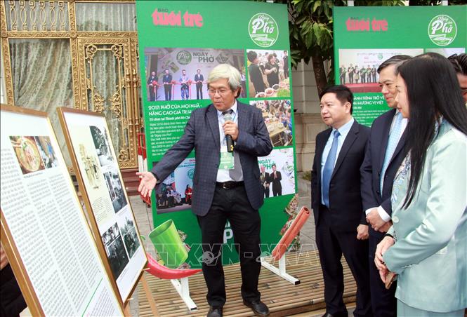 Trong ảnh: Đại diện Hiệp hội văn hóa ẩm thực Việt Nam giới thiệu về nét văn hóa ẩm thực Việt Nam. Ảnh: Nguyễn Lành - TTXVN