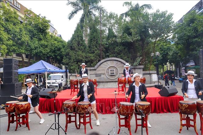 Tiết mục biểu diễn trống Nanta của Hàn Quốc tại Lễ hội. Ảnh: Tuấn Đức - TTXVN