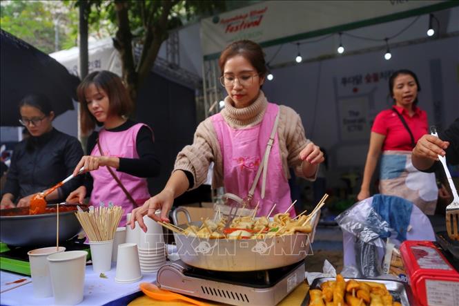 Các gian hàng ẩm thực Hàn Quốc với nhiều món ăn hấp dẫn du khách. Ảnh: Tuấn Đức - TTXVN