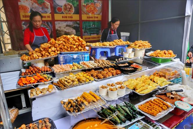 Các gian hàng ẩm thực phong phú và đa dạng. Ảnh: Tuấn Đức - TTXVN