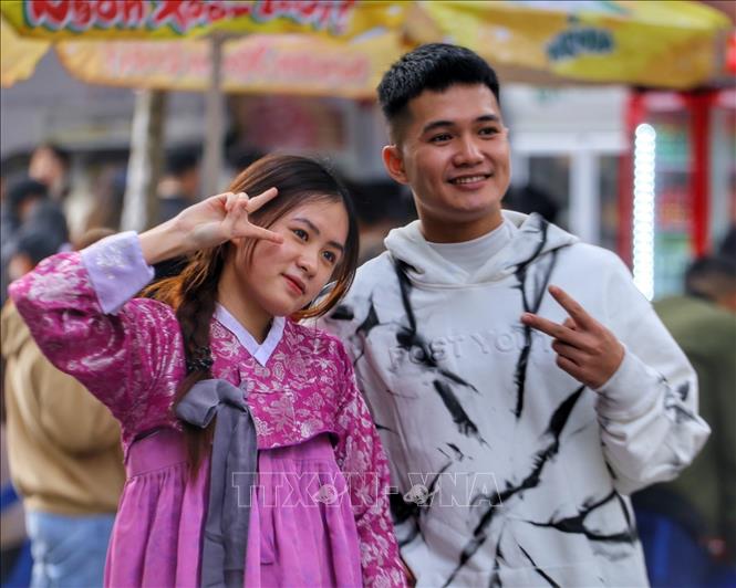 Các bạn trẻ trong trang phục Hanbok truyền thống của Hàn Quốc. Ảnh: Tuấn Đức - TTXVN