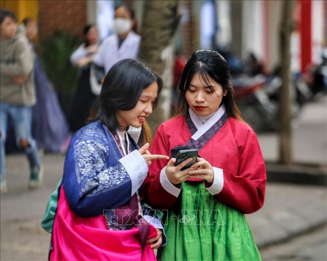 Các bạn trẻ trong trang phục Hanbok truyền thống của Hàn Quốc. Ảnh: Tuấn Đức - TTXVN