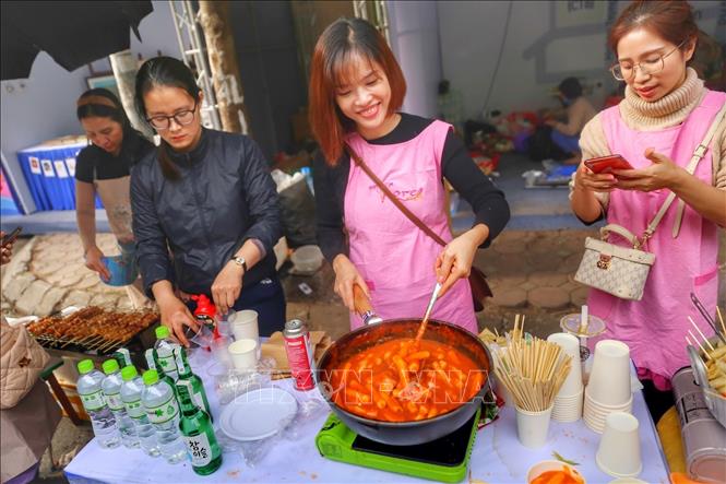 Các gian hàng ẩm thực Hàn Quốc với nhiều món ăn hấp dẫn du khách. Ảnh: Tuấn Đức - TTXVN